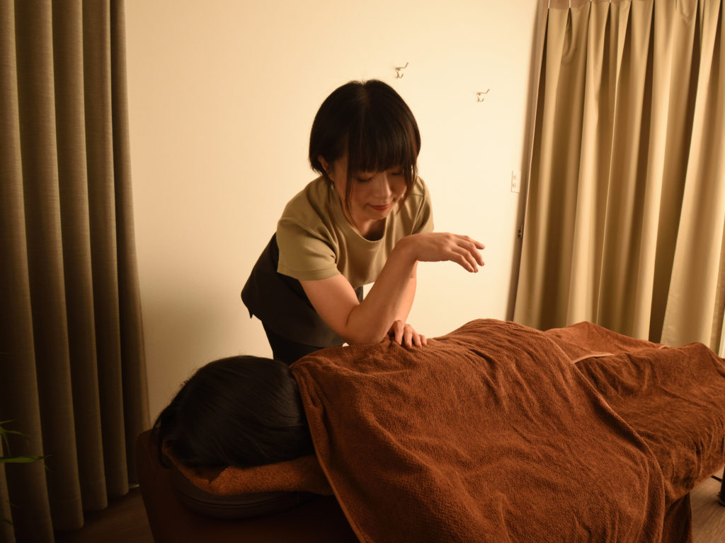 福島区の肩こりマッサージ施術風景｜モンデマス★ルーム