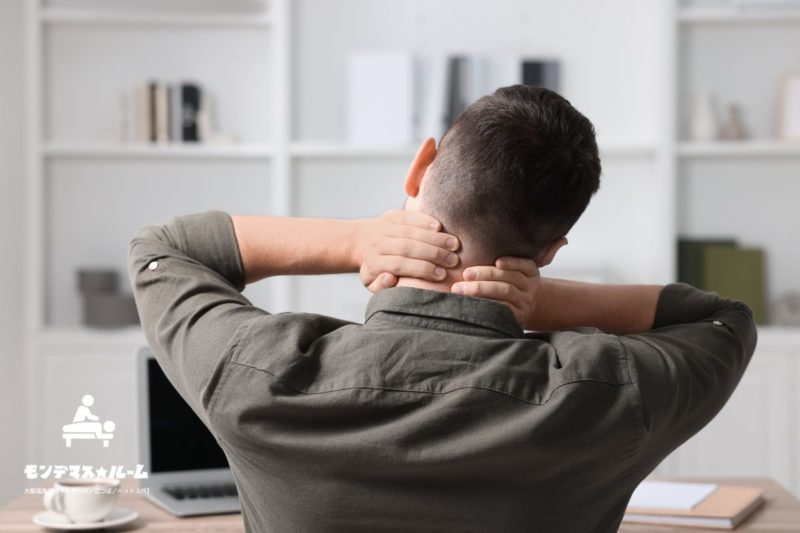 福島区マッサージで首こり肩こりを改善する前の男性のイメージ｜疲労や筋肉の緊張にアプローチ/モンデマス★ルーム大阪福島店【マッサージ／足つぼ／ヘッドスパ】