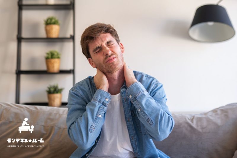 首こりに悩む男性|福島区でマッサージを探している方の症状イメージ/モンデマス★ルーム大阪福島店【マッサージ/足つぼ/ヘッドスパ】