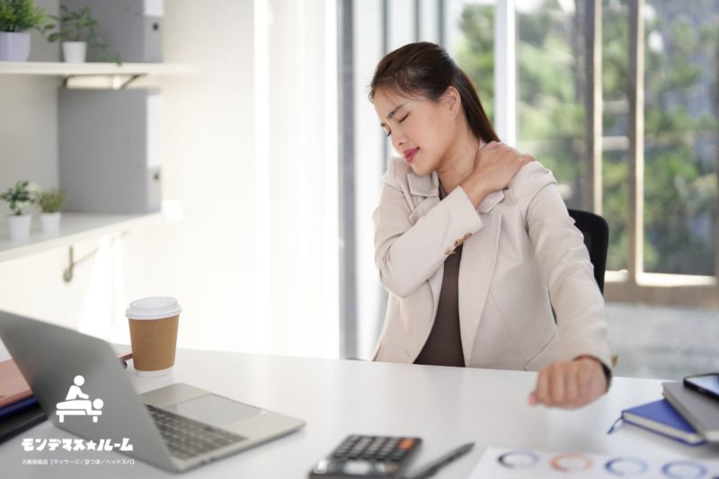 肩こりに悩む女性の症状イメージ｜大阪市福島区のマッサージ モンデマス★ルーム大阪福島店【マッサージ／足つぼ／ヘッドスパ】