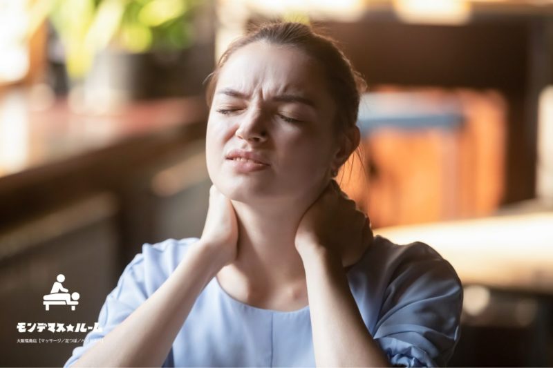 首こりに悩む女性の症状イメージ|モンデマス★ルーム大阪福島店【マッサージ/足つぼ/ヘッドスパ】が首全体を深部までほぐすマッサージ