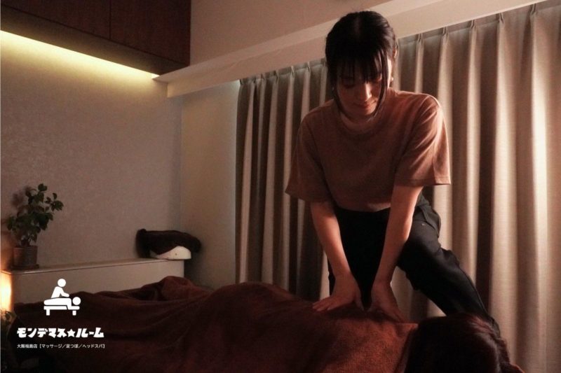 首こりに対して深部まで圧を入れる施術|モンデマス★ルーム大阪福島店【マッサージ/足つぼ/ヘッドスパ】の角度と圧にこだわった本格マッサージ