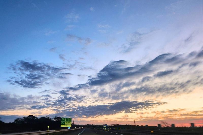 春の夕焼け空と景色