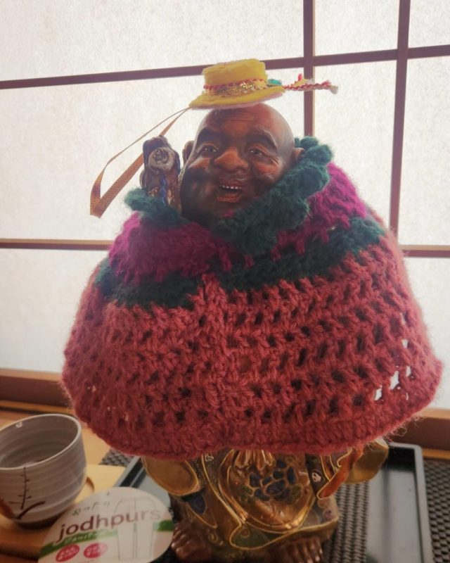 手作りの服を着た布袋さん